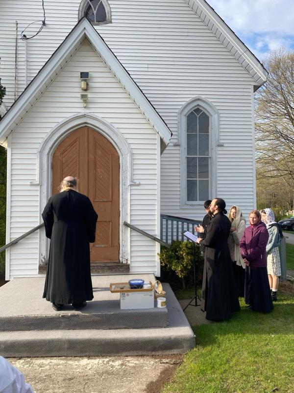 Parishioners and clergy serving a Panikhida at the front doors on Radonitsa